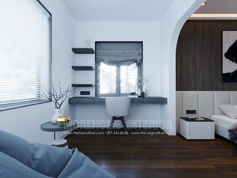 Bàn làm việc vân gỗ óc chó được bố trí cạnh cửa sổ giúp không gian làm việc luôn được thông thoáng.