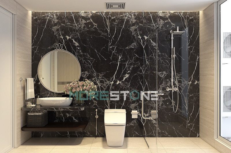 Thiết kế đá ốp tường phòng tắm màu đen tạo điểm nhất đặc biệt cho không gian phòng tắm
