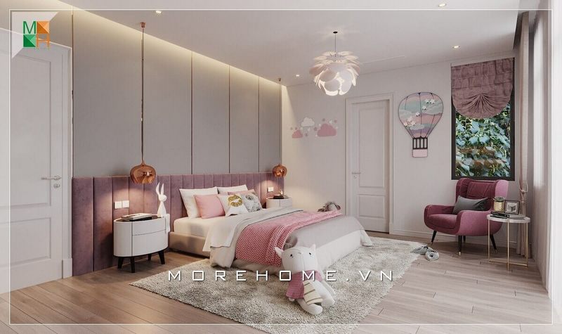 Mẫu phòng ngủ phong cách tân cổ điển cho chung cư, nhà phố, với đầu giường ốp nệm nỉ nhung màu hồng tím, ghế thư giãn cùng tông màu, giúp tạo điểm nhấn sang trọng mà trẻ trung cho không gian căn phòng