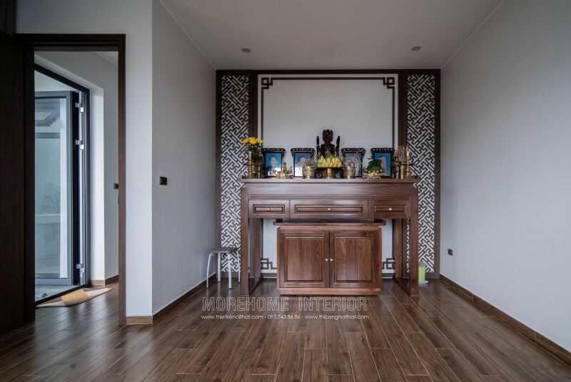 Hình ảnh bàn thờ gia tiên gỗ tự nhiên hiện đại được Morehome thi công lắp đặt hoàn thiện tại biệt thự 4 tầng tại Nghệ An